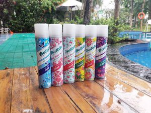 Dầu gội khô Batiste Dry Shampoo có xuất xứ hoàng gia đến từ Anh Quốc. Thật không quá khi để Batiste dẫn đầu bảng đâu. Đây là thương hiệu gây thương nhớ vì đã có mặt từ những ngày đầu khi dầu gội khô bắt đầu xuất hiện trên thị trường. Cho tới thời điểm hiện tại, trải qua hơn 30 năm, Baties đã khẳng định được tên tuổi nhờ vào chất lượng và mức giá thân thiện của mình. Không chỉ hiệu quả trong việc làm sạch tức thì, thấm dẩu cực kì tốt, tạo texture và độ phồng cho mái tóc bồng bềnh trông thấy mà dầu gội khô Baties còn biết chiều chuộng khách hàng khi mang tới tận 7 mùi hương cá tính riêng biệt.