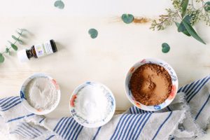 Dụng cụ cần có: hũ thủy tinh để đựng hỗn hợp ( lọ muối có vẻ cũng là gợi ý hay đấy) , một cái cọ trang điểm, một chiếc thìa café, Bột ngô: Thành phần quan trọng nhất trong dry shampoo với khả năng hấp thụ lượng dầu thừa và cặn mồ hôi cực ngầu. Baking soda: (2 in 1) Có vai trò làm sạch tóc như một dầu gội thứ thiệt và giúp tóc mềm mượt như một dầu xả thông thường, đồng thời còn có khả năng khử mùi rất tốt Bột cacao: Tạo ra hỗn hợp bột gần với màu nâu đen của mái tóc và cũng mang theo mùi hương vô cũng dễ chịu ( Trong trường hợp tóc bạn nhuộm màu sáng thì có thể thay thế bằng bột quế nhé, nó có màu vàng nâu)