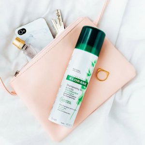 Dầu gội khô Klorane Dry shampoo có chứa những thành phần chính sau đây: Chiết xuất cây tầm mã: công dụng của nó như đã nói ở trên Bột ngô và bột gạo: có khả năng làm sạch và hấp thụ lượng dầu thừa cực tốt Silica microspheres: Là chất hấp thụ dầu và cặn mồ hôi giúp khử mùi Đấy là lí do mà mái tóc siêu dầu nên cần gấp dầu gội khô Klorane dry shampoo đấy ạ.